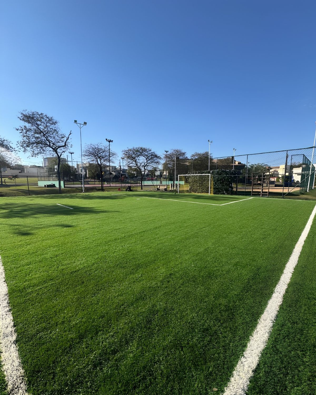 Campo esportivo com gramado sintético