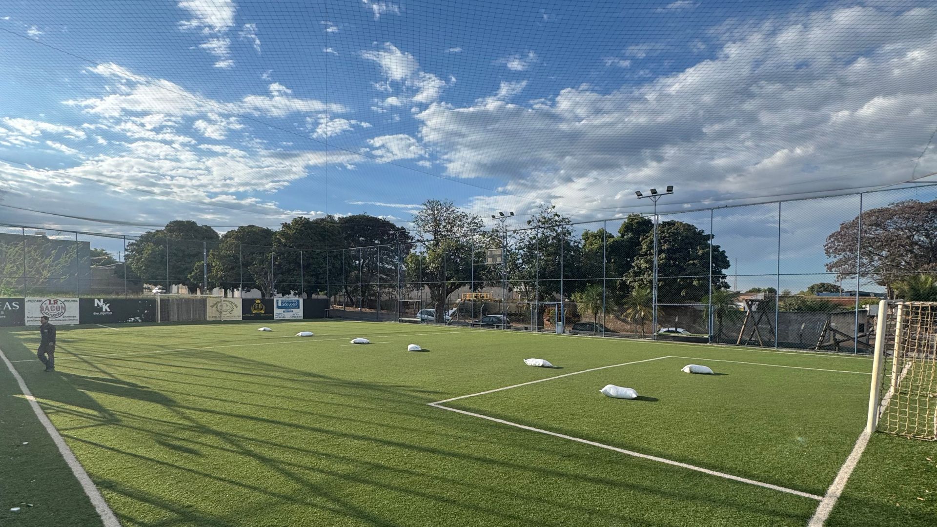Campo com gramado sintético esportivo OLE Gramados